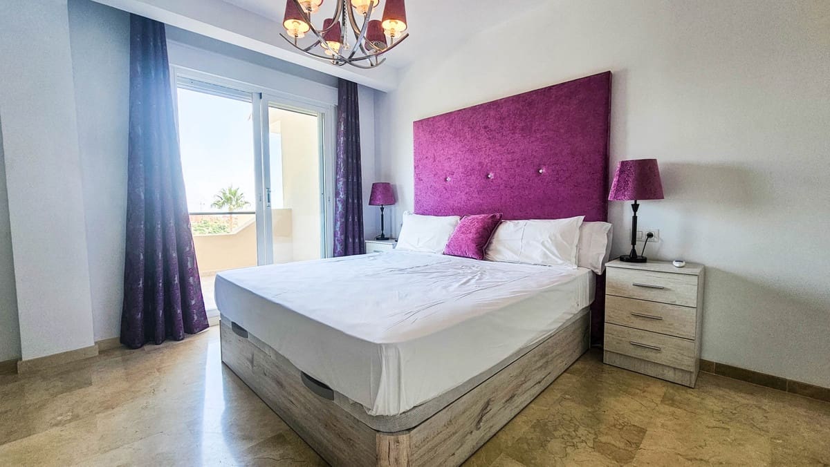 4 soveværelse Semi-Rækkehus til salg i La Duquesa / Puerto de la Duquesa med swimmingpool - € 645.000 (Ref: 9598492)