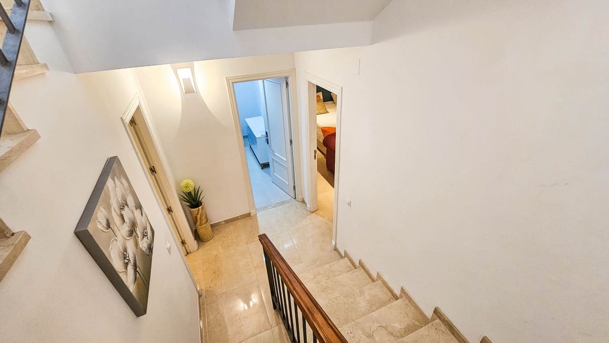 4 soveværelse Semi-Rækkehus til salg i La Duquesa / Puerto de la Duquesa med swimmingpool - € 645.000 (Ref: 9598492)
