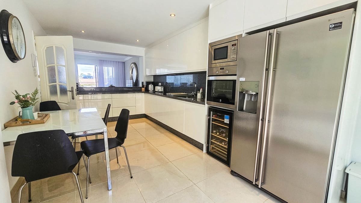 4 soveværelse Semi-Rækkehus til salg i La Duquesa / Puerto de la Duquesa med swimmingpool - € 645.000 (Ref: 9598492)