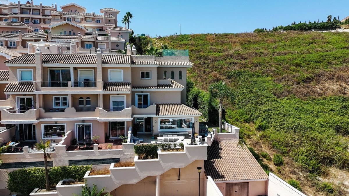 4 soveværelse Semi-Rækkehus til salg i La Duquesa / Puerto de la Duquesa med swimmingpool - € 645.000 (Ref: 9598492)