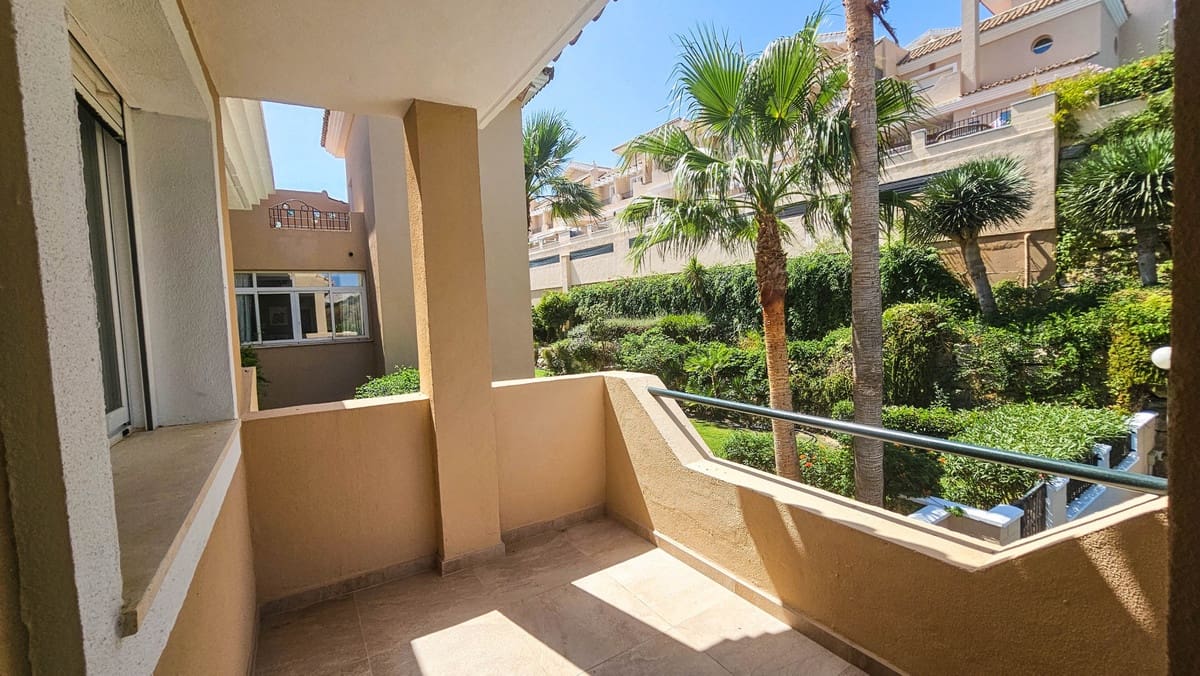 4 soveværelse Semi-Rækkehus til salg i La Duquesa / Puerto de la Duquesa med swimmingpool - € 645.000 (Ref: 9598492)