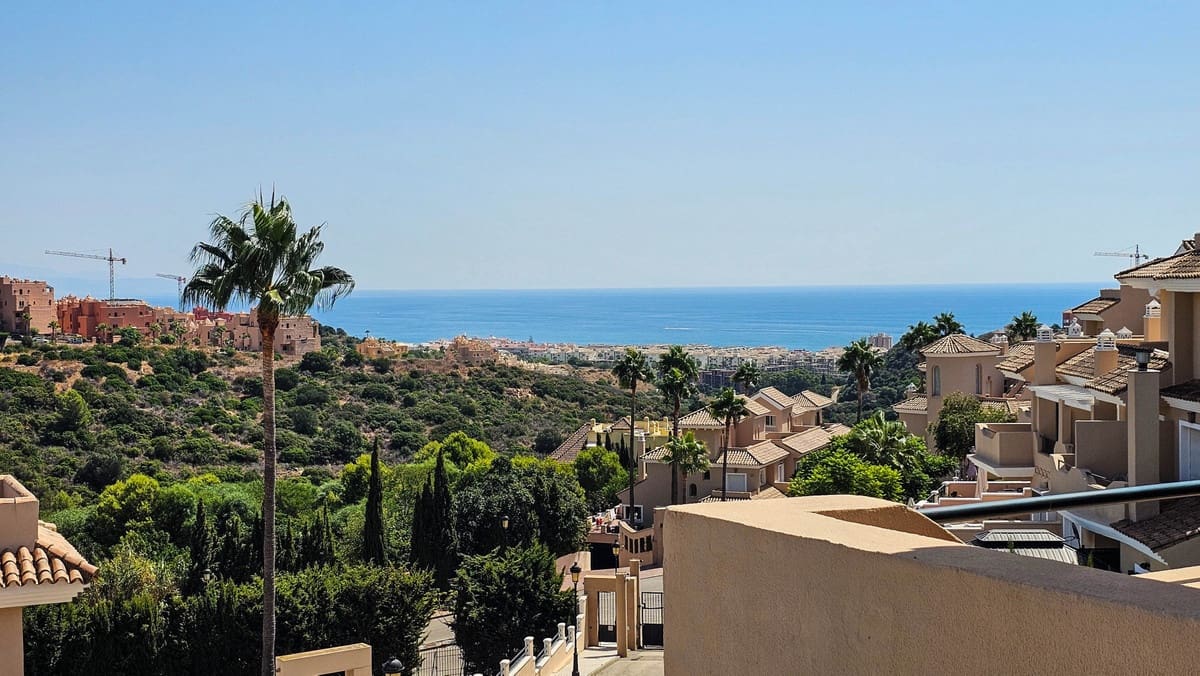 4 soveværelse Semi-Rækkehus til salg i La Duquesa / Puerto de la Duquesa med swimmingpool - € 645.000 (Ref: 9598492)