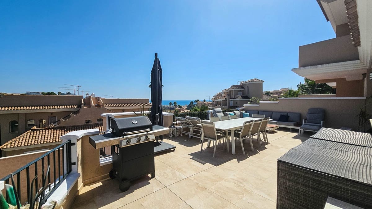 4 soveværelse Semi-Rækkehus til salg i La Duquesa / Puerto de la Duquesa med swimmingpool - € 645.000 (Ref: 9598492)