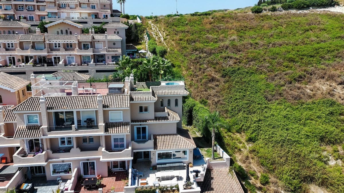 4 soveværelse Semi-Rækkehus til salg i La Duquesa / Puerto de la Duquesa med swimmingpool - € 645.000 (Ref: 9598492)