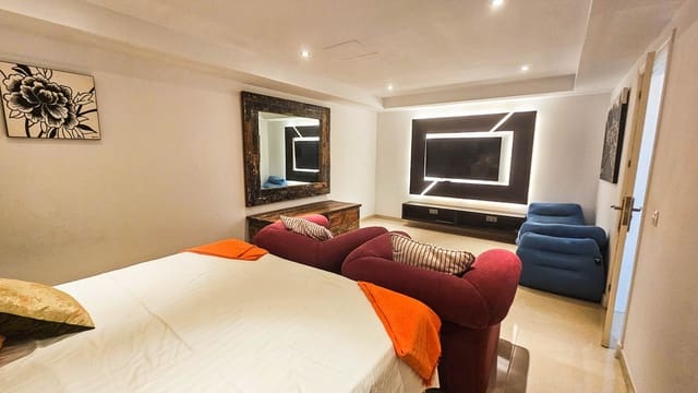 4 sovrum Semi-fristående Villa till salu i La Duquesa / Puerto de la Duquesa, Manilva med pool - 645 000 € (Ref: 9598492)