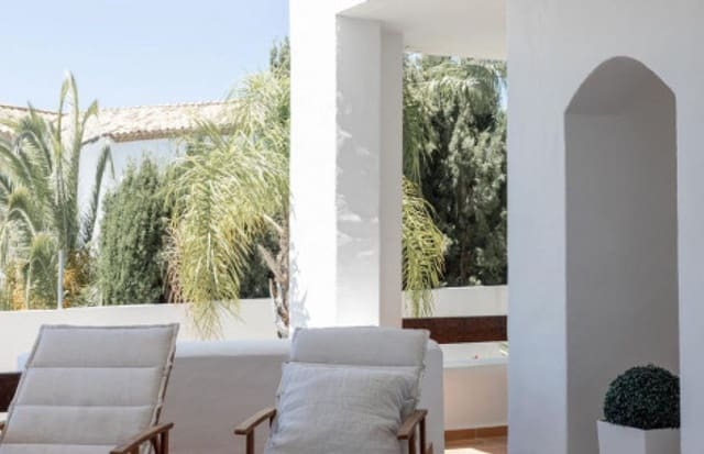 Apartamento de 2 habitaciones en La Dama de Noche - La Alzambra, Marbella en venta con piscina garaje - 515.000 € (Ref: 9598496)