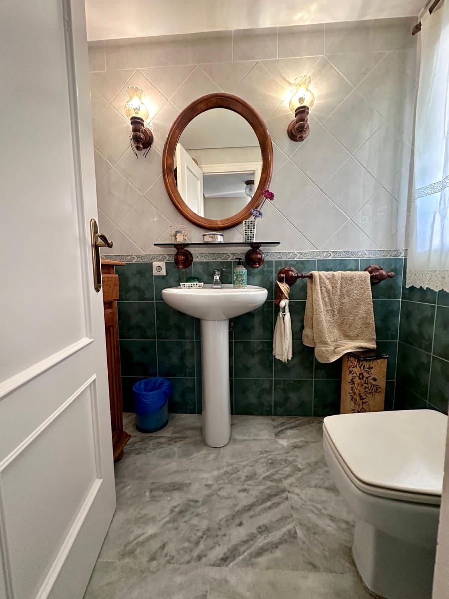 4 makuuhuone Omakotitalo myytävänä paikassa Estepona mukana uima-altaan - 550 000 € (Ref: 9599666)