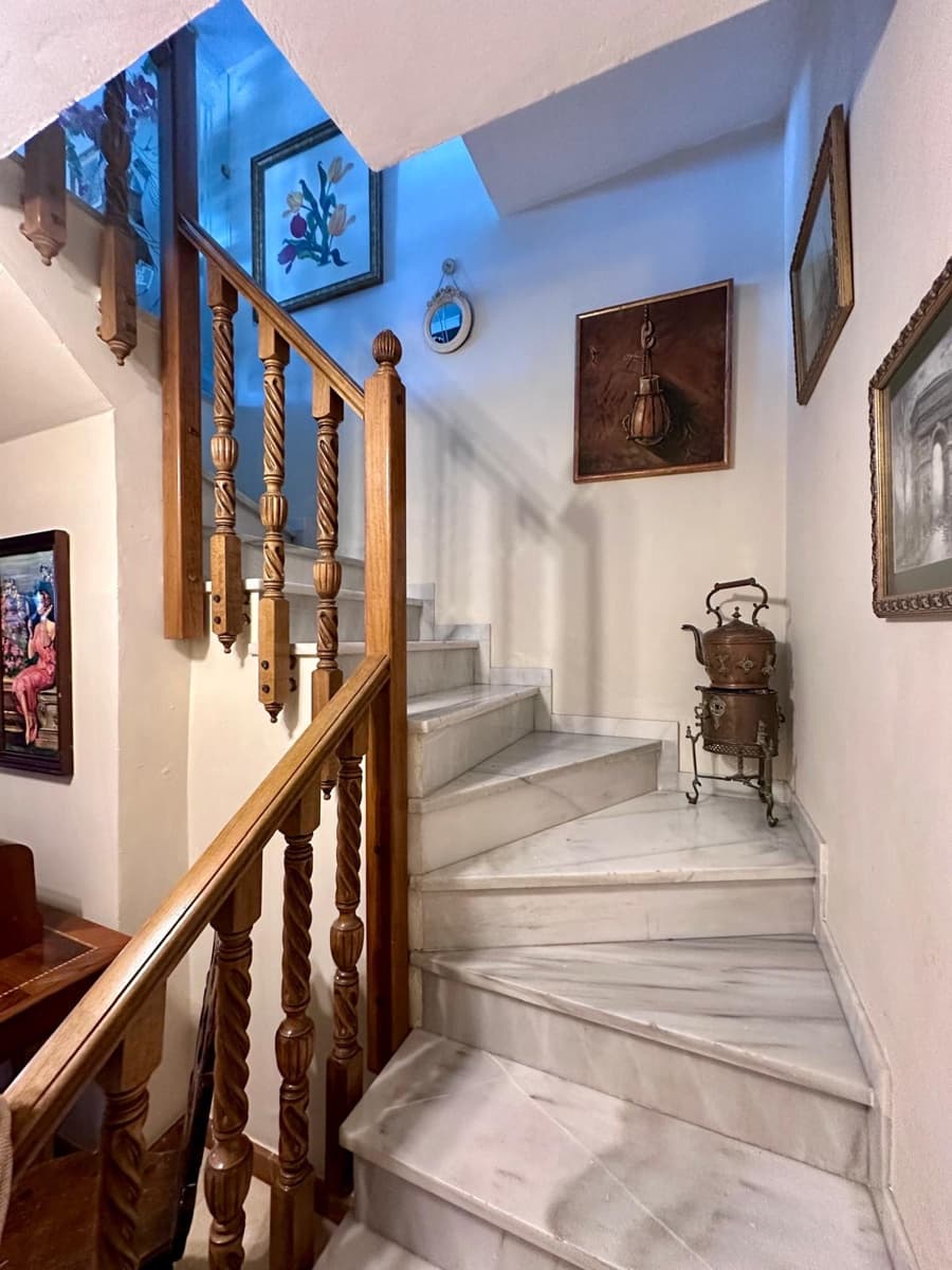 4 makuuhuone Omakotitalo myytävänä paikassa Estepona mukana uima-altaan - 550 000 € (Ref: 9599666)