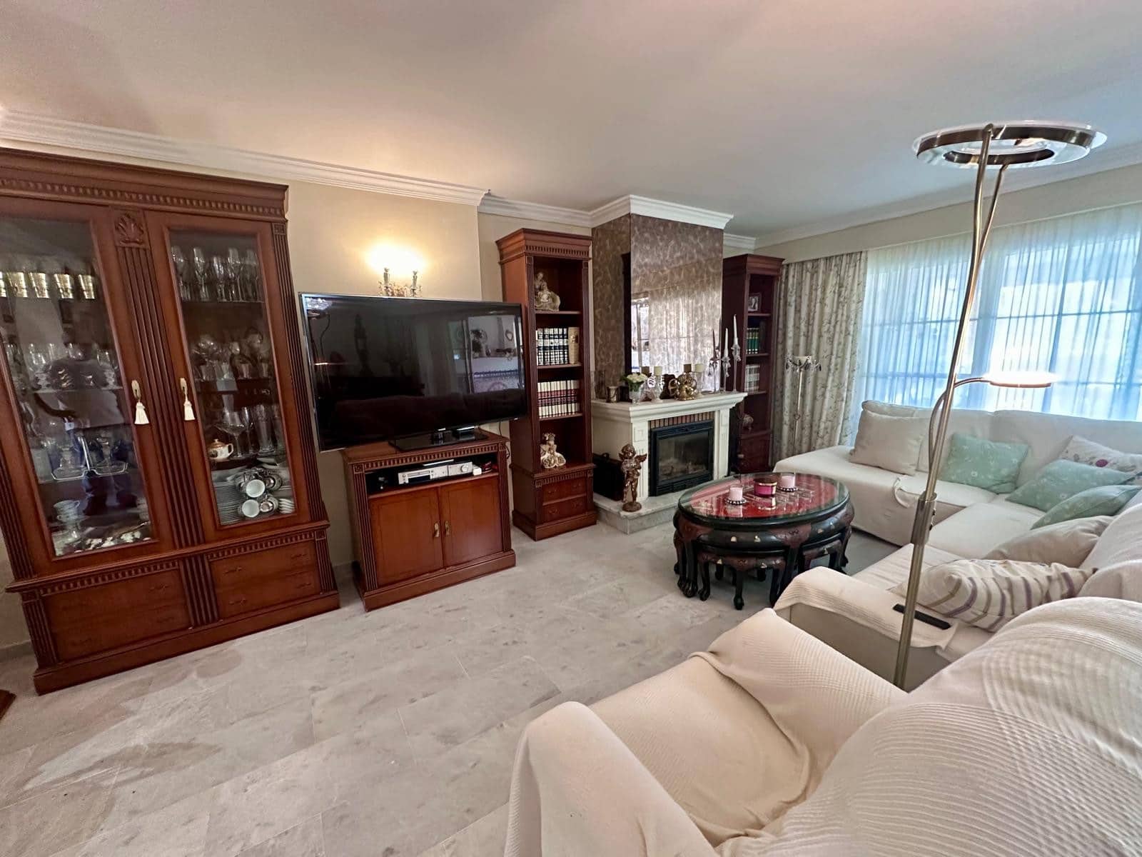 4 makuuhuone Omakotitalo myytävänä paikassa Estepona mukana uima-altaan - 550 000 € (Ref: 9599666)