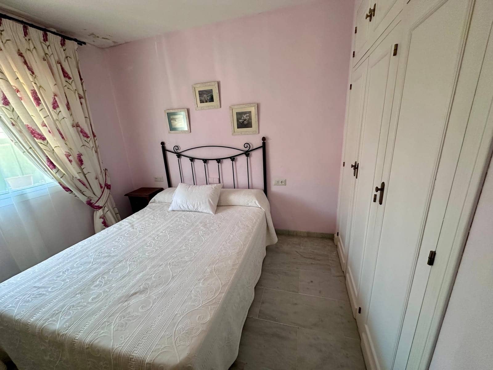 4 makuuhuone Omakotitalo myytävänä paikassa Estepona mukana uima-altaan - 550 000 € (Ref: 9599666)