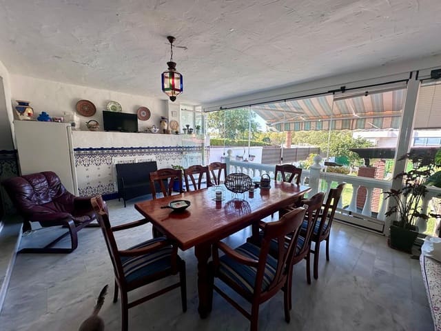 4 makuuhuone Omakotitalo myytävänä paikassa Centro, Estepona mukana uima-altaan - 550 000 € (Ref: 9599666)