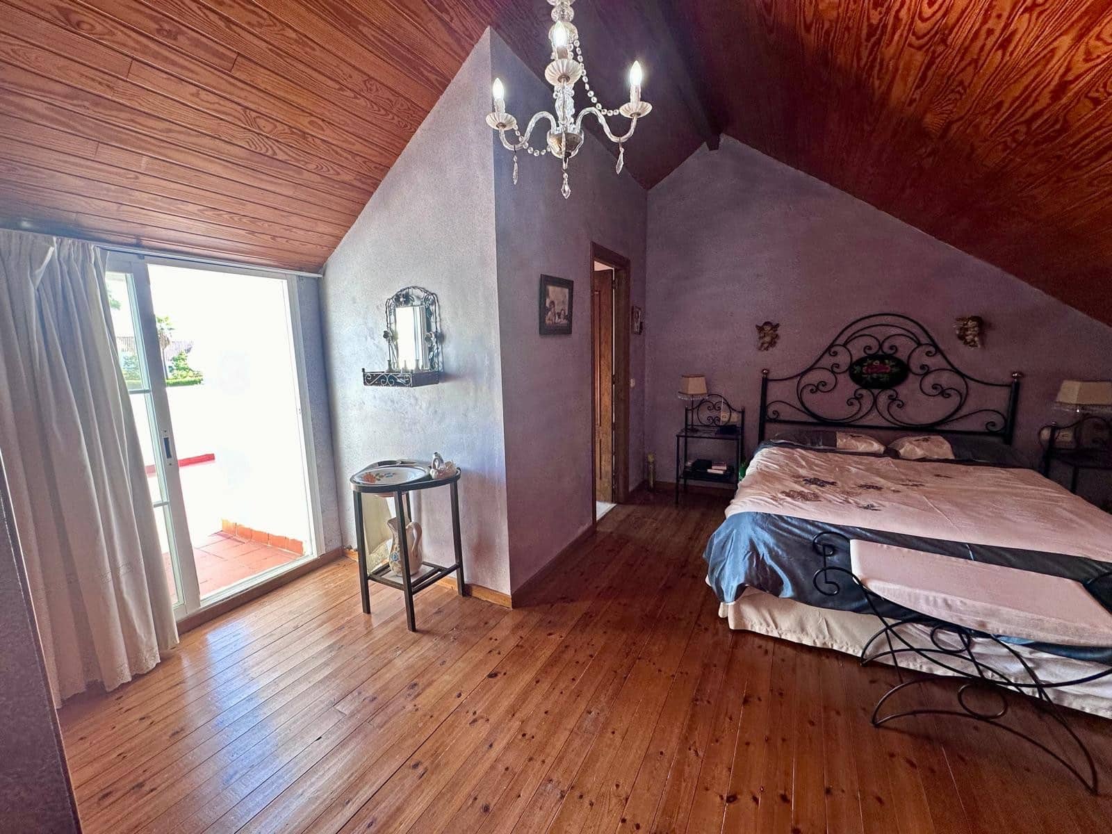 4 makuuhuone Omakotitalo myytävänä paikassa Estepona mukana uima-altaan - 550 000 € (Ref: 9599666)