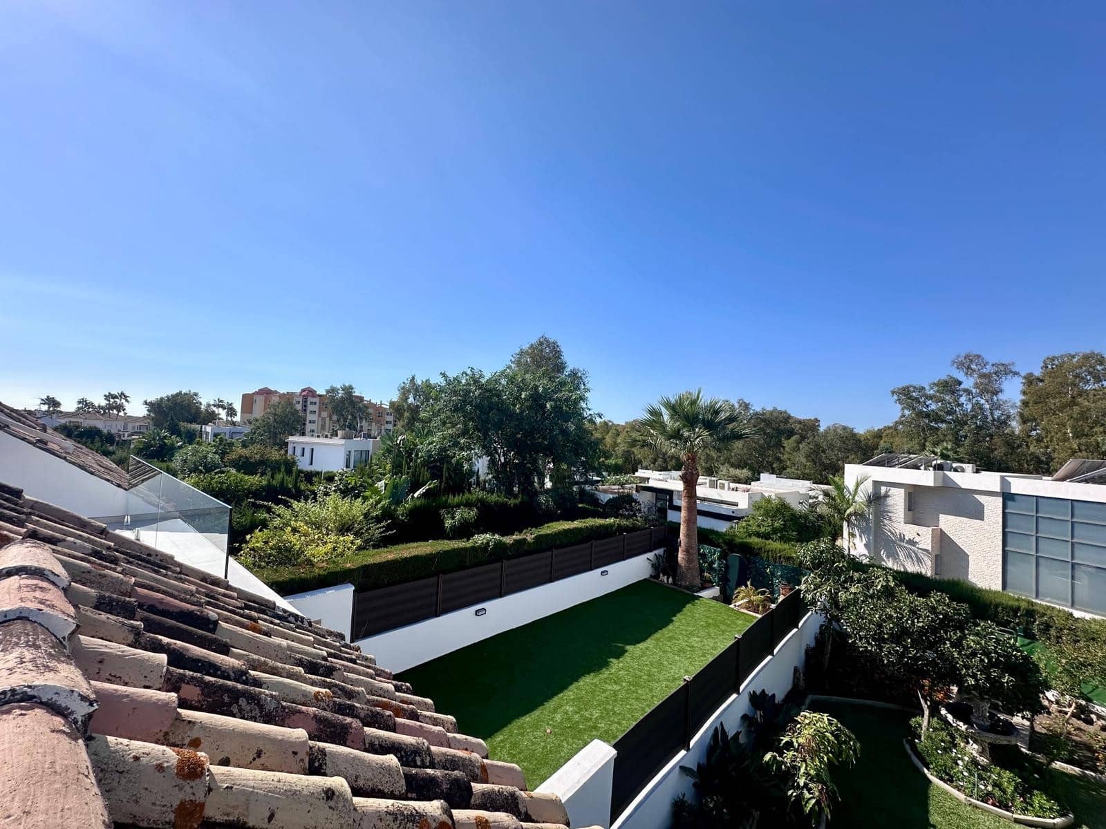 4 makuuhuone Omakotitalo myytävänä paikassa Estepona mukana uima-altaan - 550 000 € (Ref: 9599666)