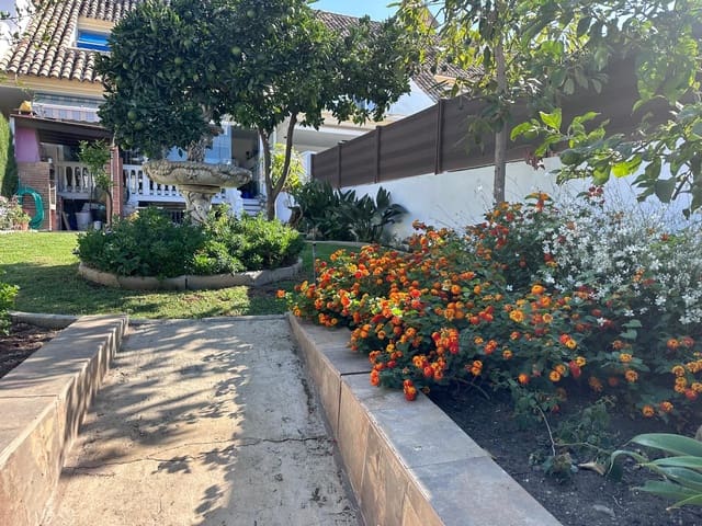 4 makuuhuone Omakotitalo myytävänä paikassa Centro, Estepona mukana uima-altaan - 550 000 € (Ref: 9599666)