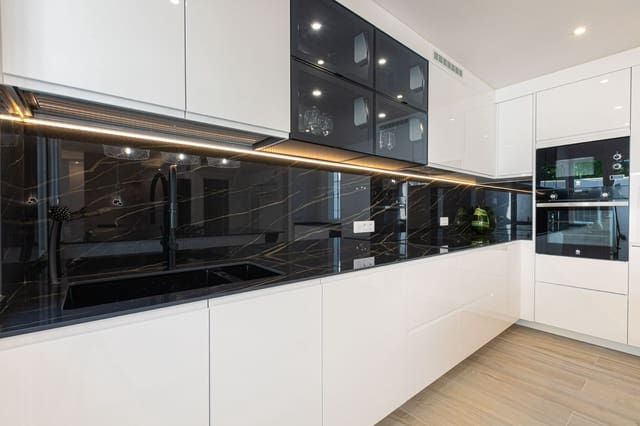 3 chambre Appartement à vendre à La Dama de Noche - La Alzambra, Marbella avec piscine - 599 000 € (Ref: 9601207)