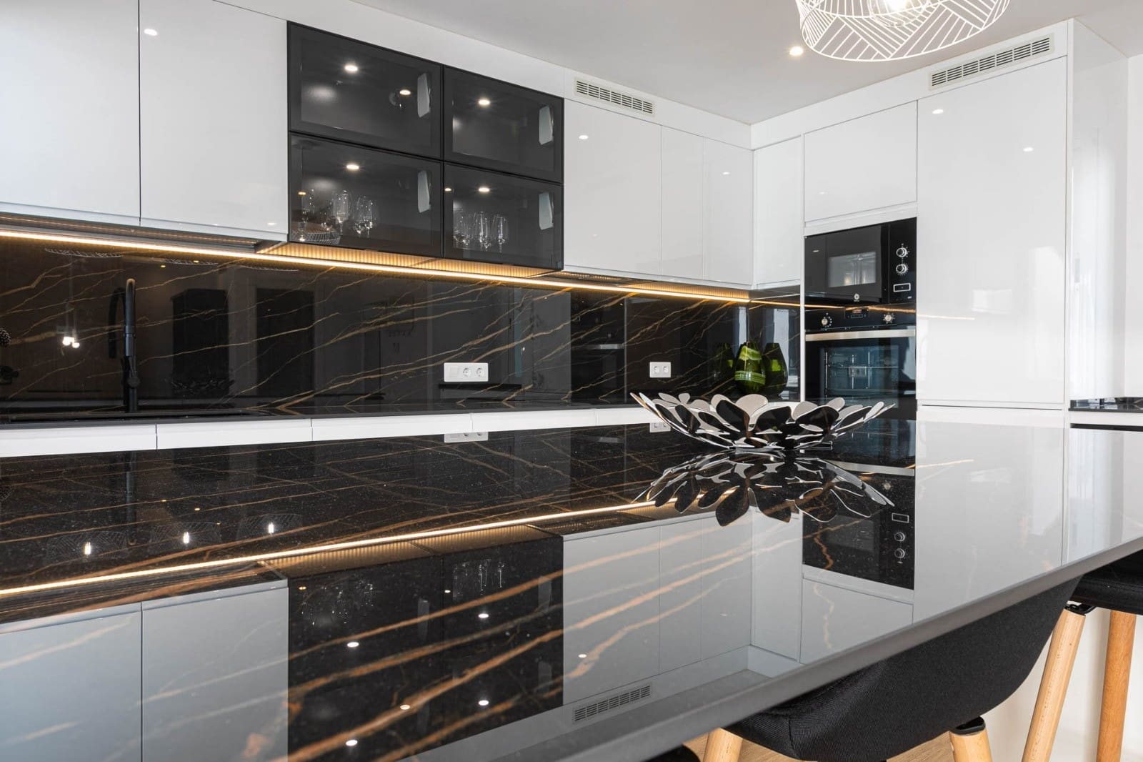 Apartamento de 3 habitaciones en Nueva Andalucia en venta con piscina - 599.000 € (Ref: 9601207)