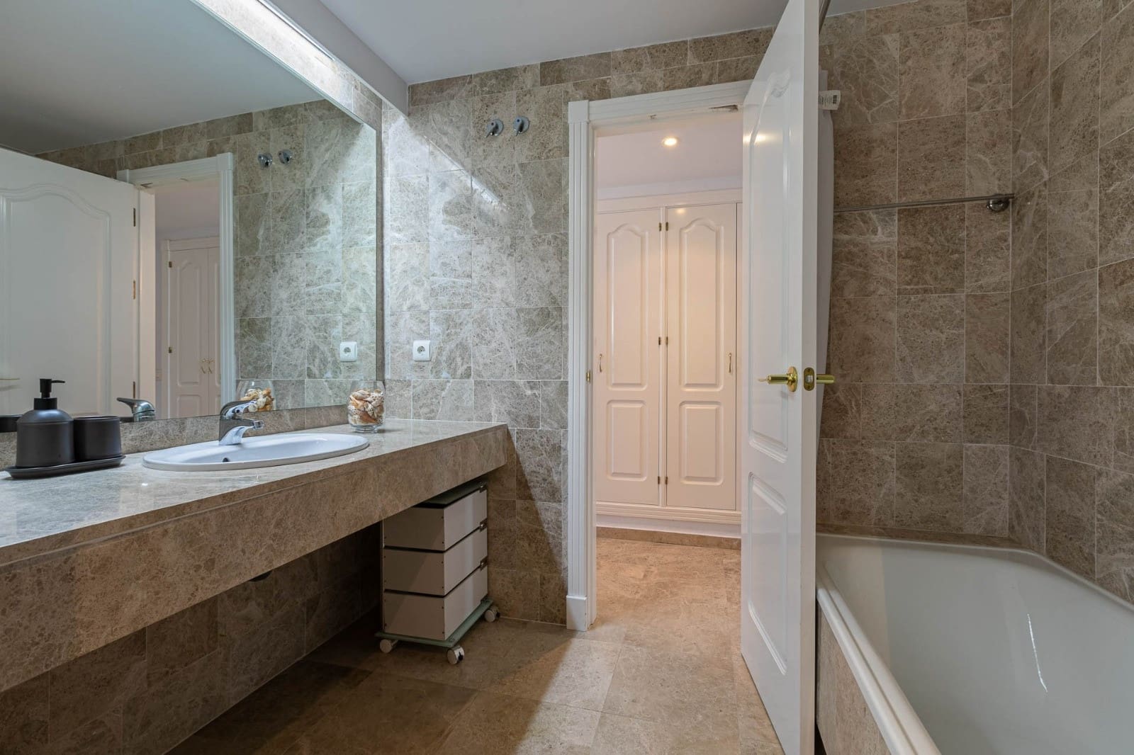 Apartamento de 3 habitaciones en Nueva Andalucia en venta con piscina - 599.000 € (Ref: 9601207)