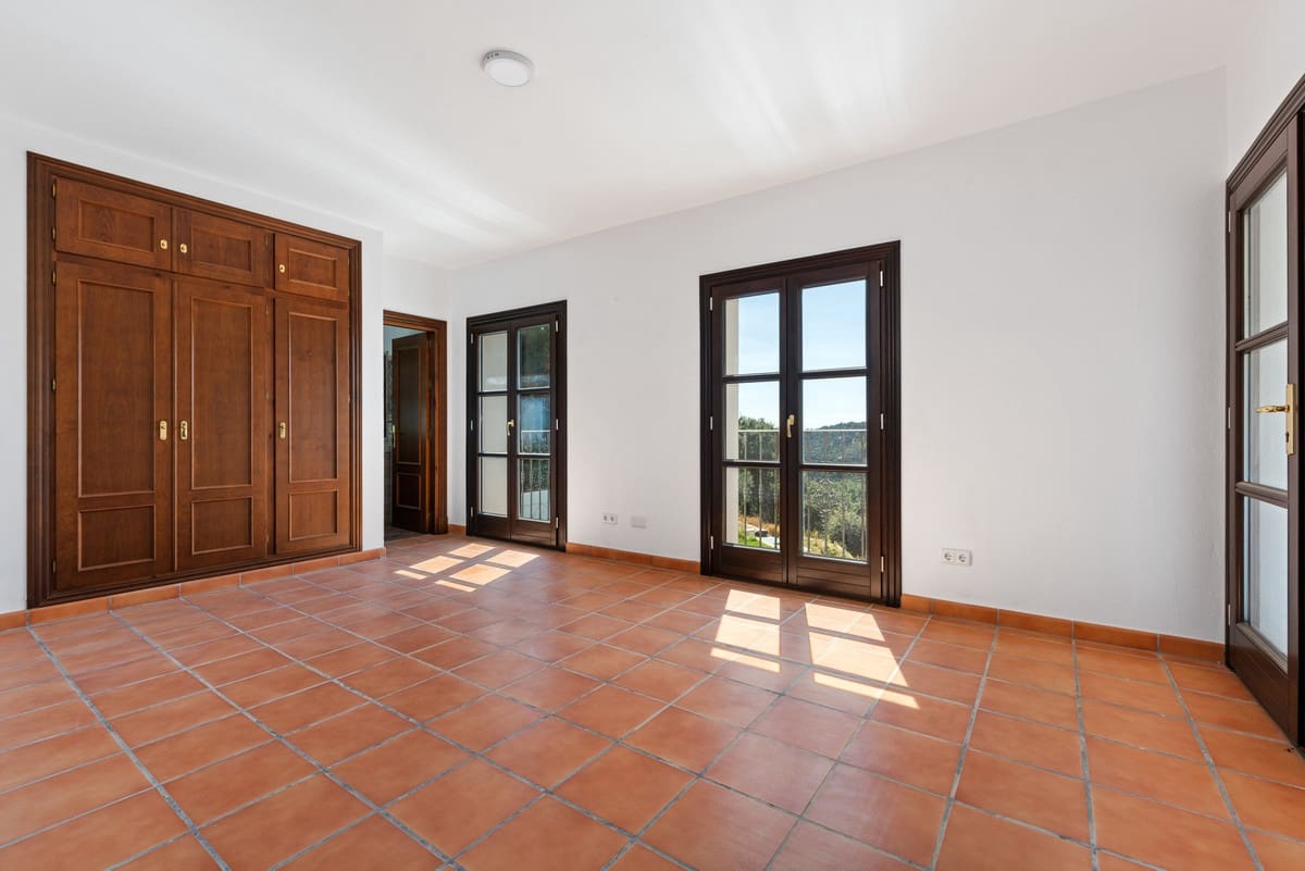 4 quarto Moradia para venda em Casares com piscina - 1 645 000 € (Ref: 9601210)