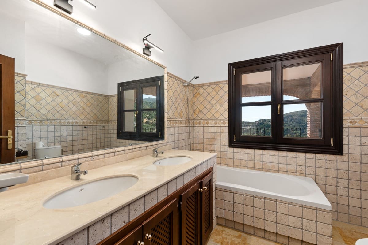 4 quarto Moradia para venda em Casares com piscina - 1 645 000 € (Ref: 9601210)