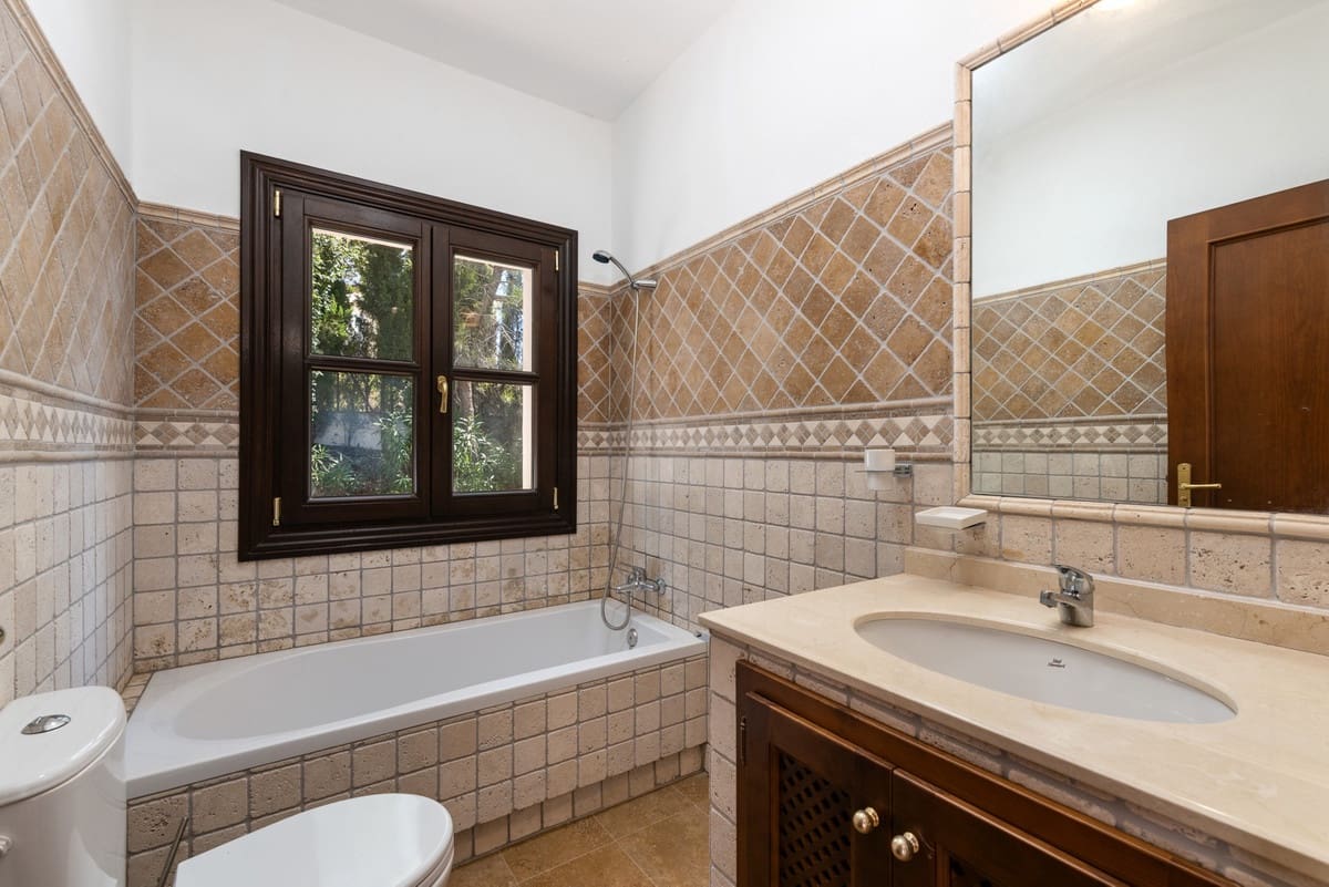 4 quarto Moradia para venda em Casares com piscina - 1 645 000 € (Ref: 9601210)