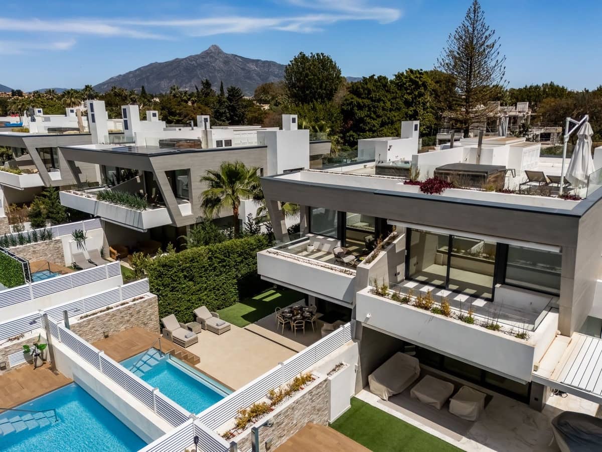 5 bedroom Semi-detached Villa for sale in Puerto Banus with pool - € 2,585,000 (Ref: 9601216)