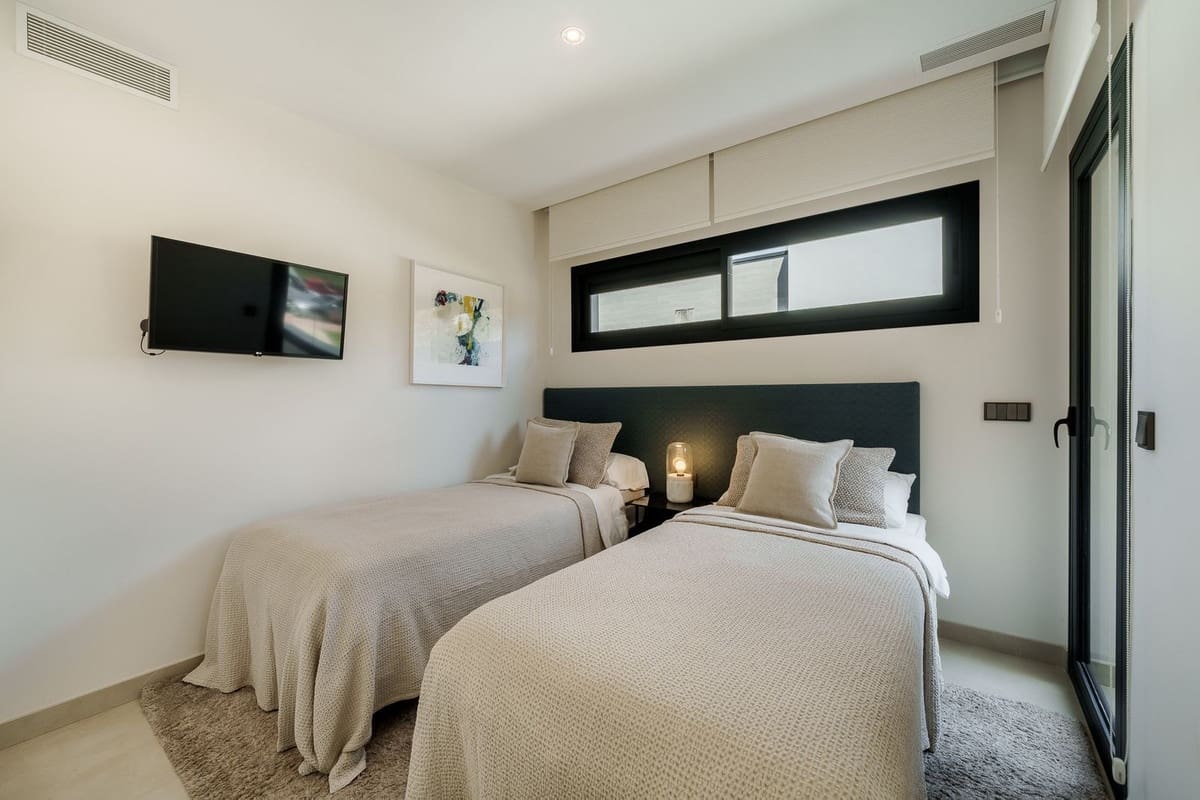 5 bedroom Semi-detached Villa for sale in Puerto Banus with pool - € 2,585,000 (Ref: 9601216)