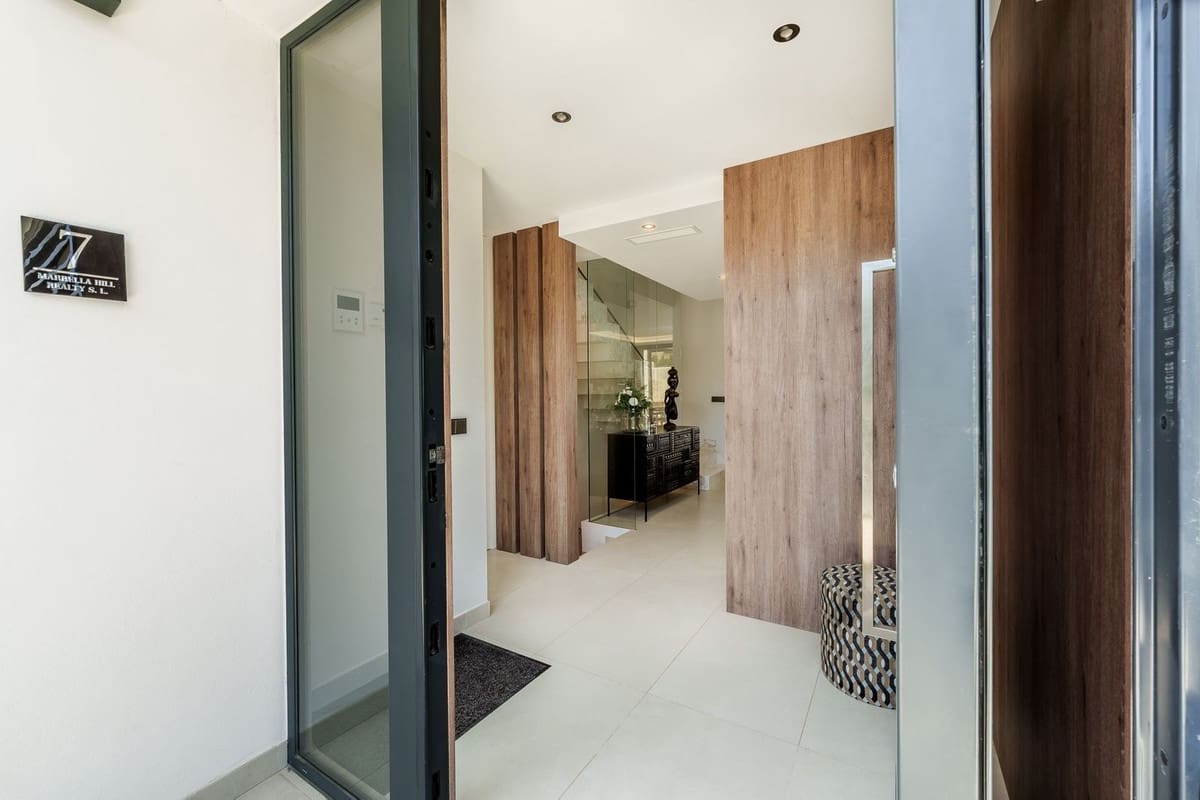 5 bedroom Semi-detached Villa for sale in Puerto Banus with pool - € 2,585,000 (Ref: 9601216)