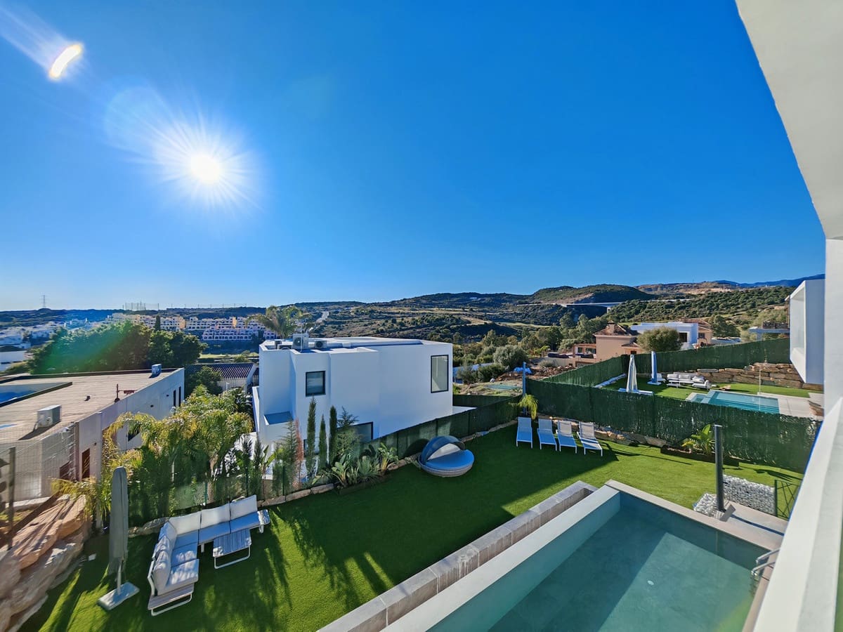 4 sovrum Villa till salu i Estepona med pool - 1 300 000 € (Ref: 9601222)