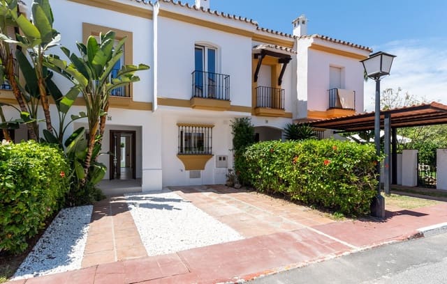 4 quarto Casa em Banda para venda em Centro, Estepona com piscina - 695 000 € (Ref: 9601224)