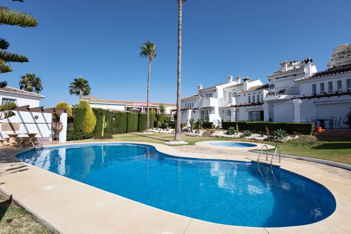 4 soveværelse Byhus til salg i Riviera del Sol med swimmingpool - € 650.000 (Ref: 9601225)