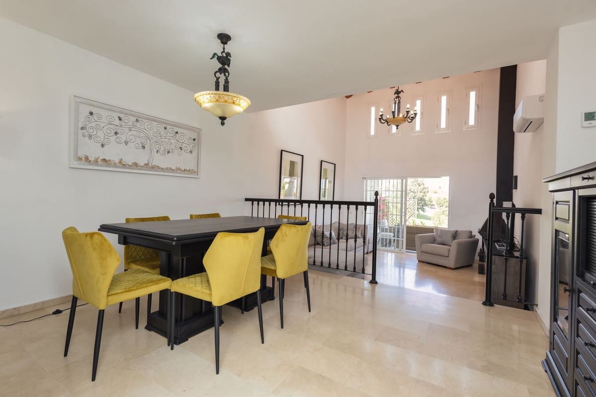 4 soveværelse Byhus til salg i Riviera del Sol med swimmingpool - € 650.000 (Ref: 9601225)