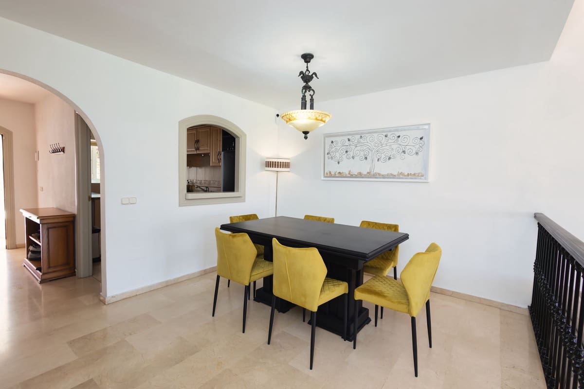4 soveværelse Byhus til salg i Riviera del Sol med swimmingpool - € 650.000 (Ref: 9601225)