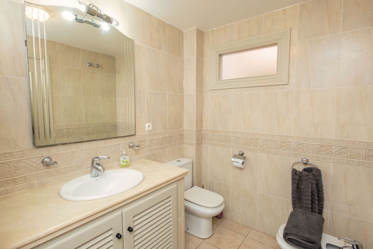 4 soveværelse Byhus til salg i Riviera del Sol med swimmingpool - € 650.000 (Ref: 9601225)