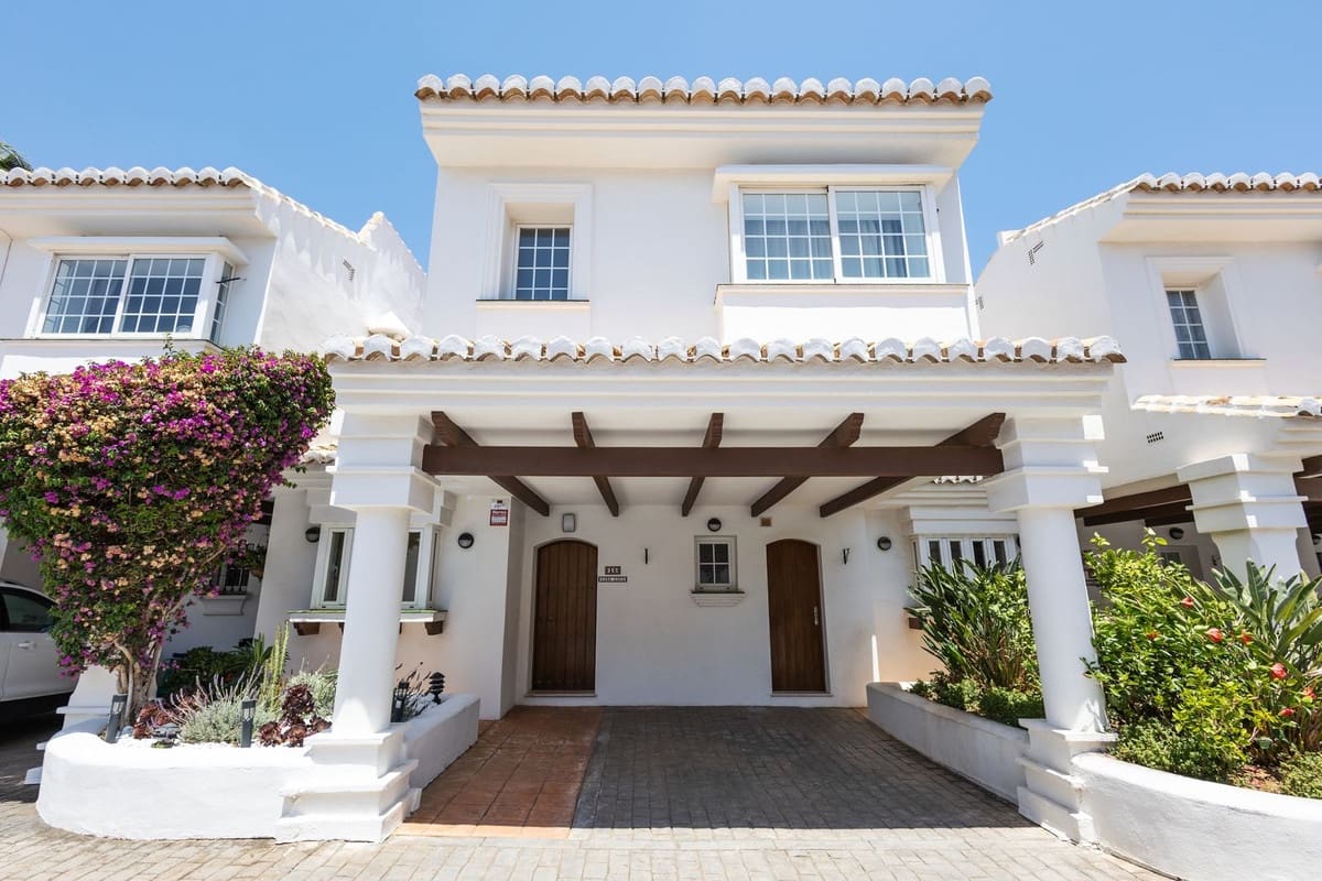 4 soveværelse Byhus til salg i Riviera del Sol med swimmingpool - € 650.000 (Ref: 9601225)