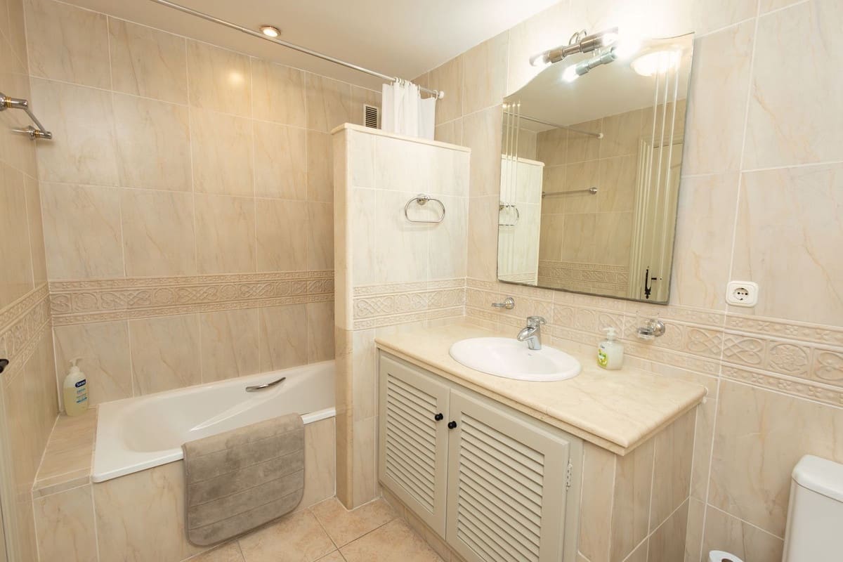 4 soveværelse Byhus til salg i Riviera del Sol med swimmingpool - € 650.000 (Ref: 9601225)