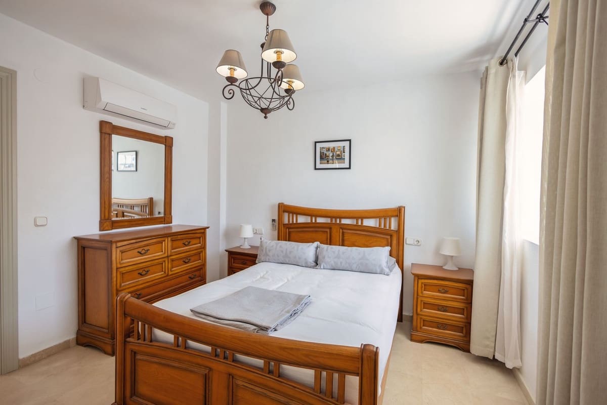 4 soveværelse Byhus til salg i Riviera del Sol med swimmingpool - € 650.000 (Ref: 9601225)