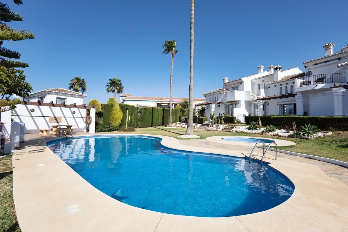 4 soveværelse Byhus til salg i Riviera del Sol med swimmingpool - € 650.000 (Ref: 9601225)