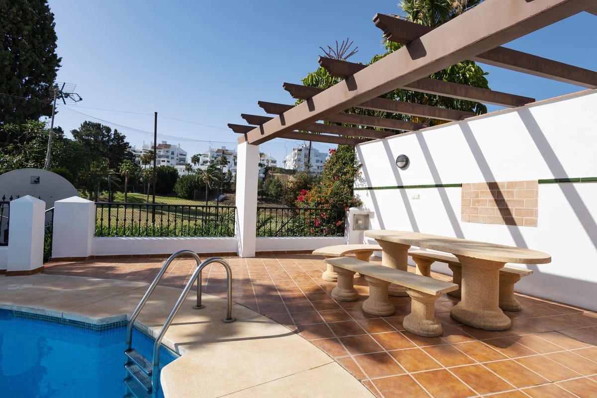 4 soveværelse Byhus til salg i Riviera del Sol med swimmingpool - € 650.000 (Ref: 9601225)
