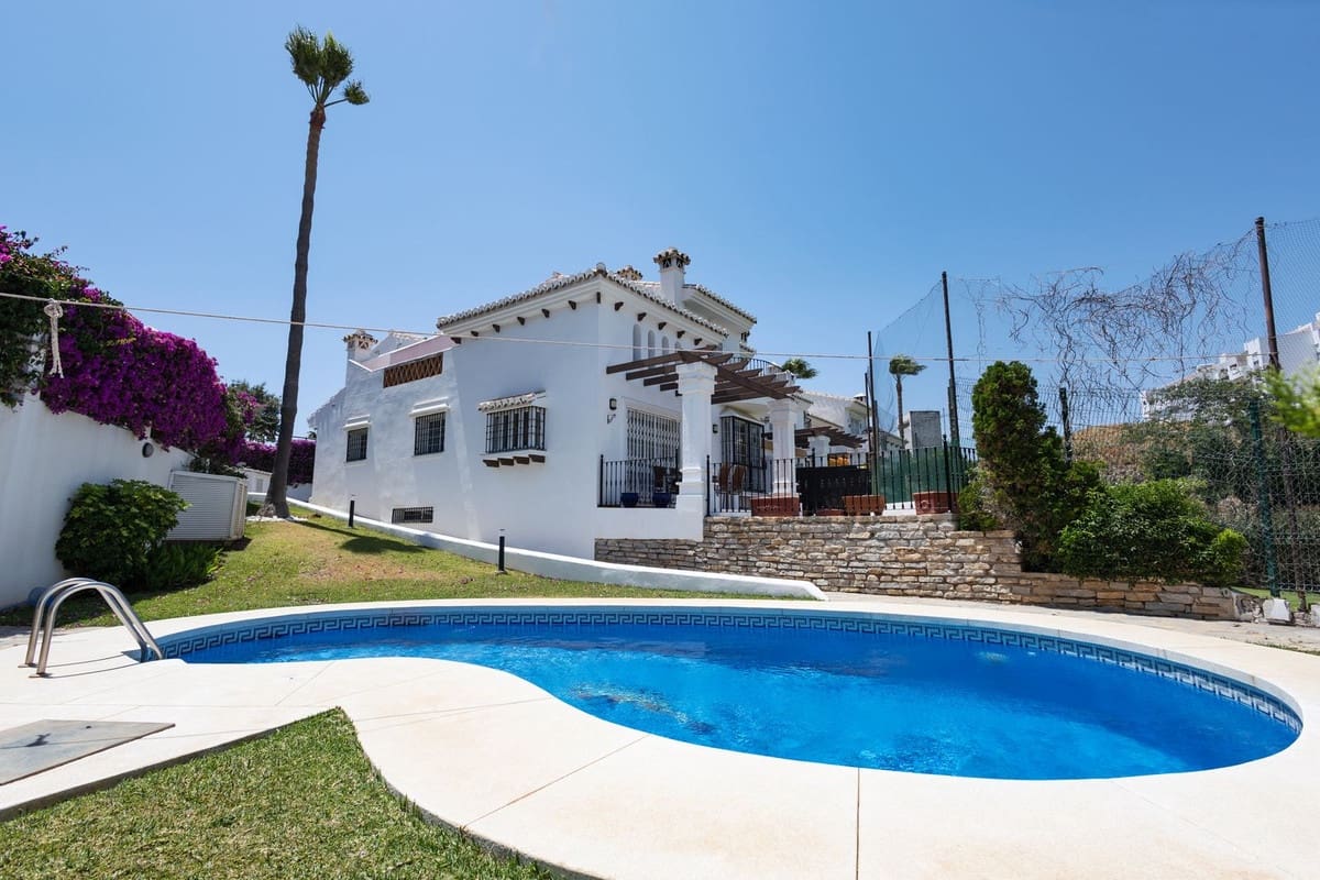 4 soveværelse Byhus til salg i Riviera del Sol med swimmingpool - € 650.000 (Ref: 9601225)