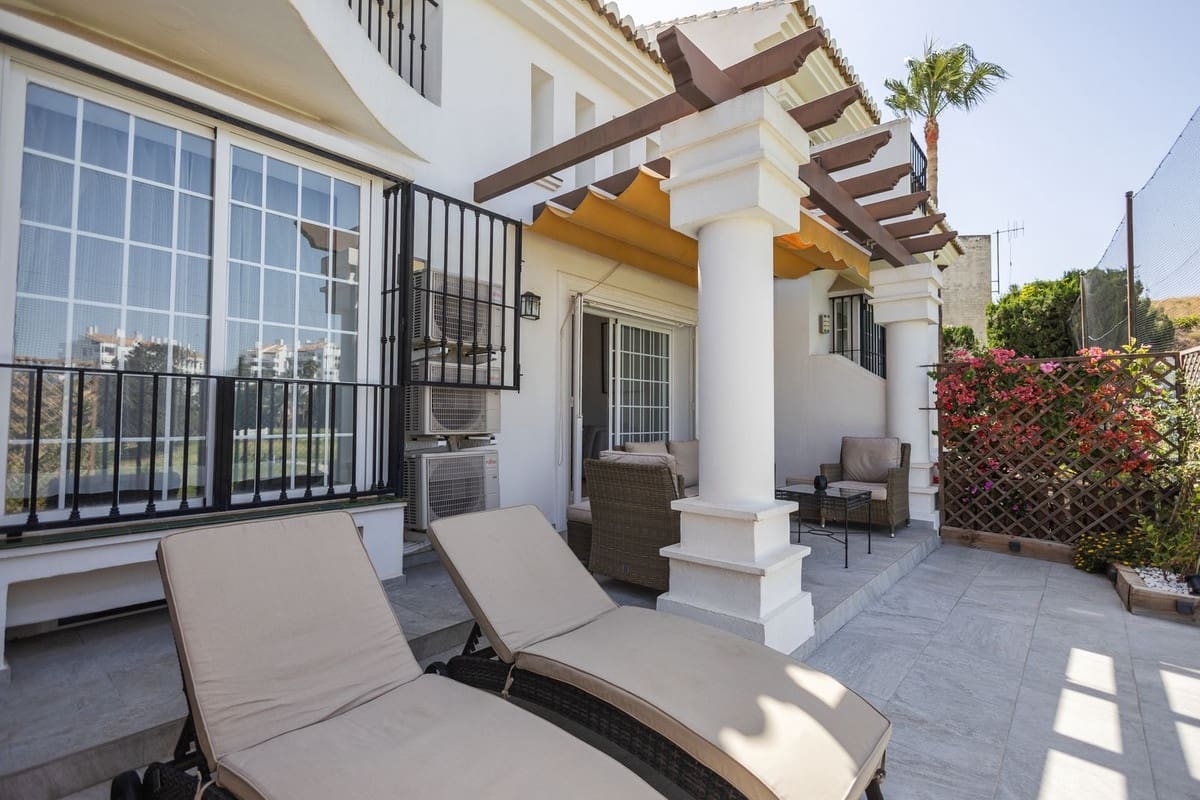 4 soveværelse Byhus til salg i Riviera del Sol med swimmingpool - € 650.000 (Ref: 9601225)