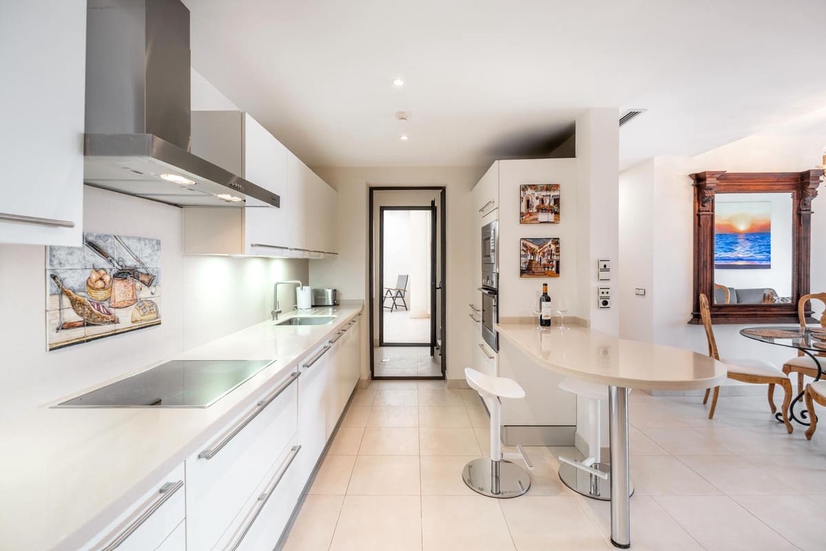 3 makuuhuone Huoneisto myytävänä paikassa Los Monteros mukana uima-altaan - 625 000 € (Ref: 9601226)