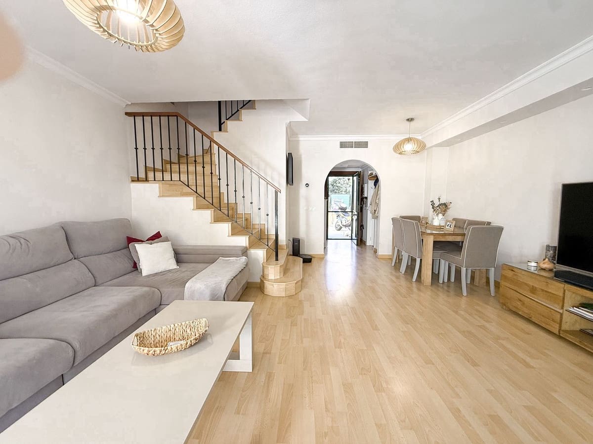 4 soveværelse Byhus til salg i Marbella med swimmingpool garage - € 619.500 (Ref: 9601227)