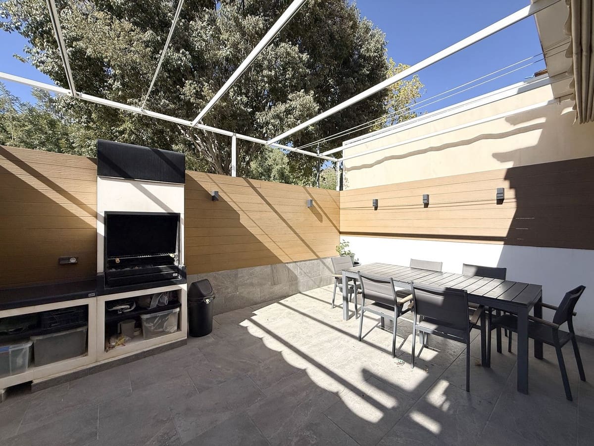 4 soveværelse Byhus til salg i Marbella med swimmingpool garage - € 619.500 (Ref: 9601227)