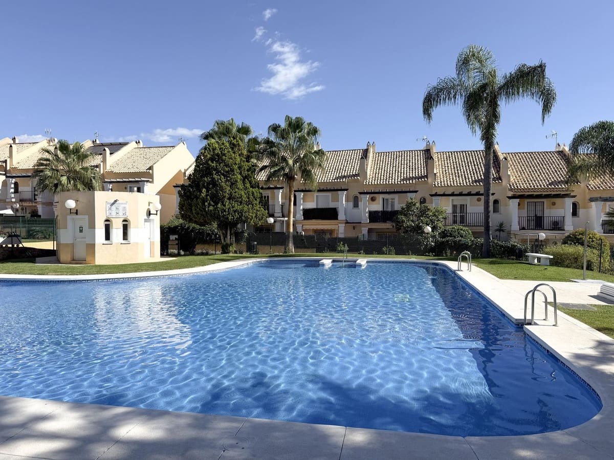 4 soveværelse Byhus til salg i Marbella med swimmingpool garage - € 619.500 (Ref: 9601227)