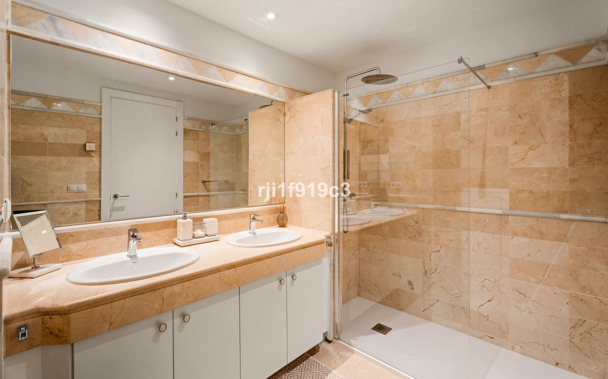 2 soveværelse Lejlighed til salg i Elviria med swimmingpool - € 625.000 (Ref: 9601228)