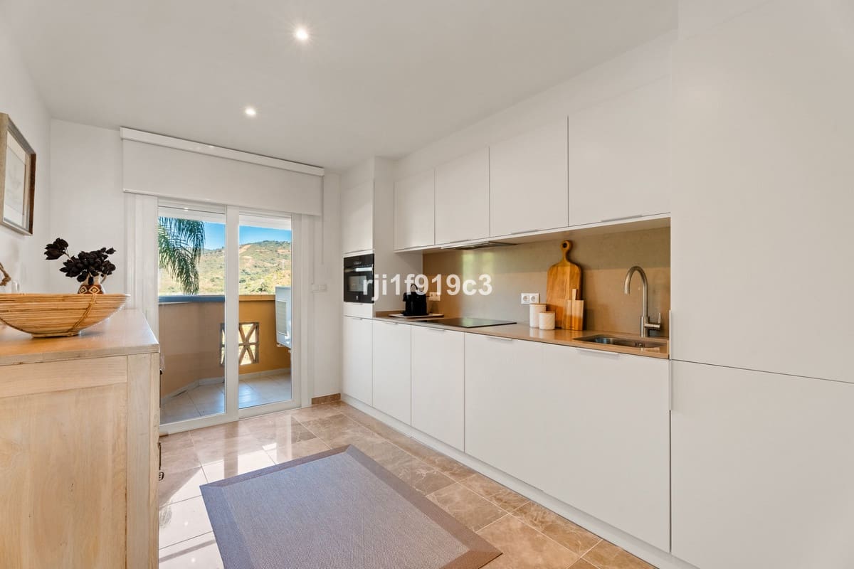 2 soveværelse Lejlighed til salg i Elviria med swimmingpool - € 625.000 (Ref: 9601228)