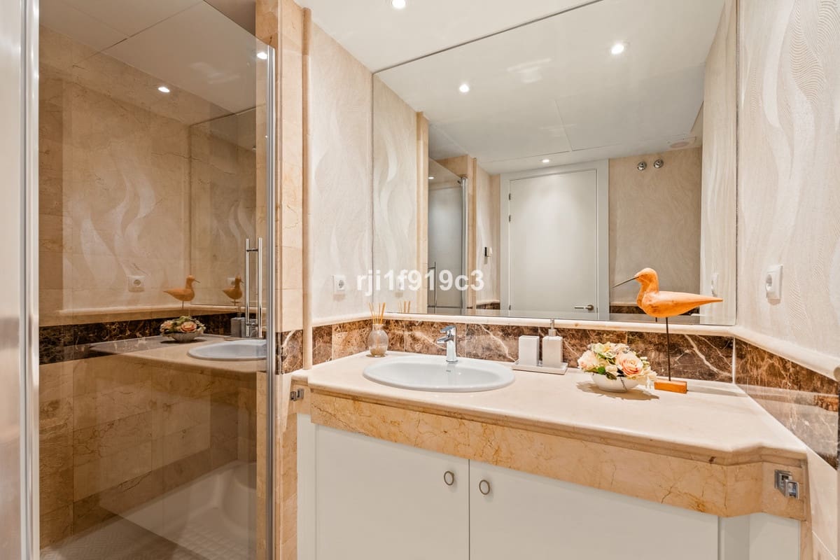 2 soveværelse Lejlighed til salg i Elviria med swimmingpool - € 625.000 (Ref: 9601228)