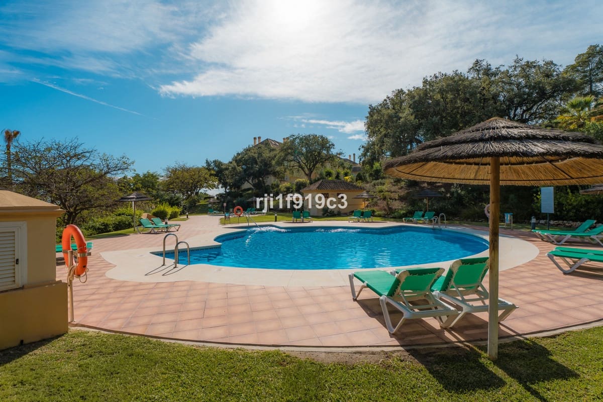 2 soveværelse Lejlighed til salg i Elviria med swimmingpool - € 625.000 (Ref: 9601228)