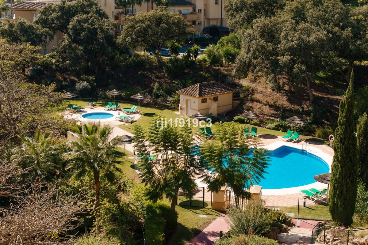 2 soveværelse Lejlighed til salg i Elviria med swimmingpool - € 625.000 (Ref: 9601228)
