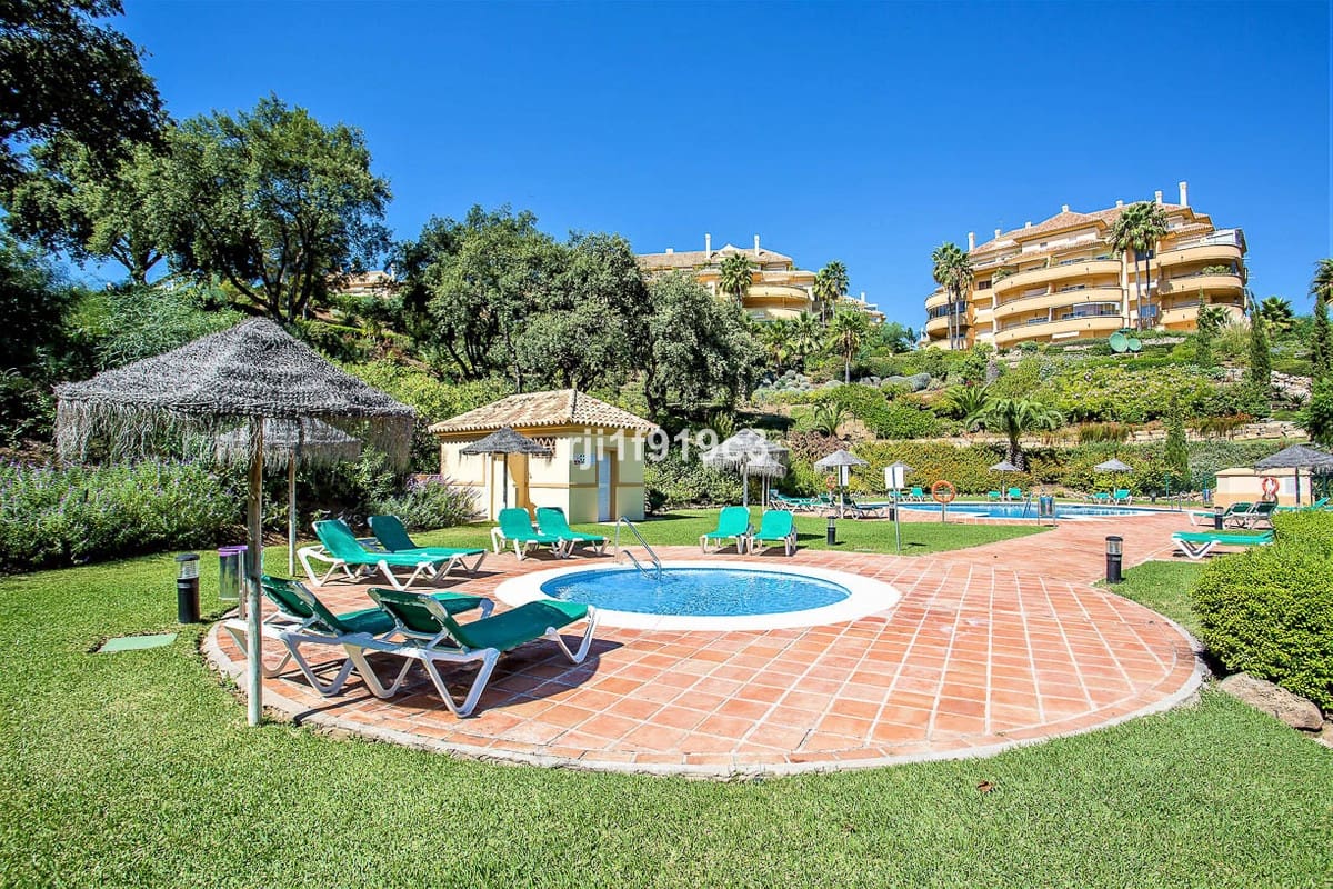 2 soveværelse Lejlighed til salg i Elviria med swimmingpool - € 625.000 (Ref: 9601228)